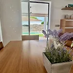 Modern 3-bedroom With Private Pool & Bbq Feriehus