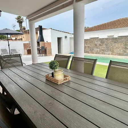 Holiday home Modern 3-bedroom With Private Pool & Bbq