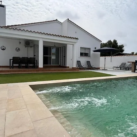 Feriehus Modern 3-bedroom With Private Pool & Bbq *