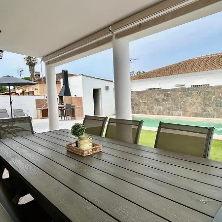 Modern 3-bedroom With Private Pool & Bbq