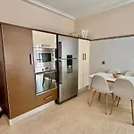 Casa vacanze Modern 3-bedroom With Private Pool & Bbq *