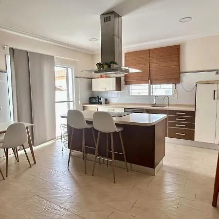 Modern 3-bedroom With Private Pool & Bbq Cadix