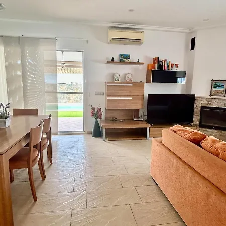 Modern 3-bedroom With Private Pool & Bbq