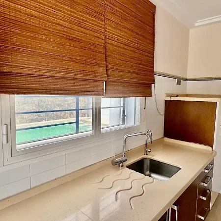 Nyaraló Modern 3-bedroom With Private Pool & Bbq