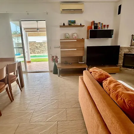 Nyaraló Modern 3-bedroom With Private Pool & Bbq Cádiz