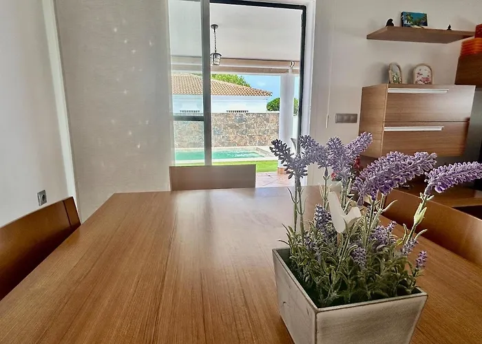 Modern 3-bedroom With Private Pool & Bbq Holiday home