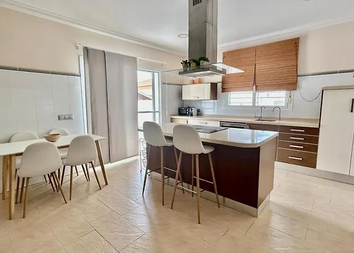 Modern 3-bedroom With Private Pool & Bbq Nyaraló Chiclana de la Frontera