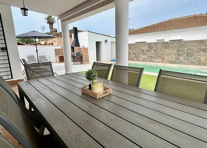 Holiday home Modern 3-bedroom With Private Pool & Bbq