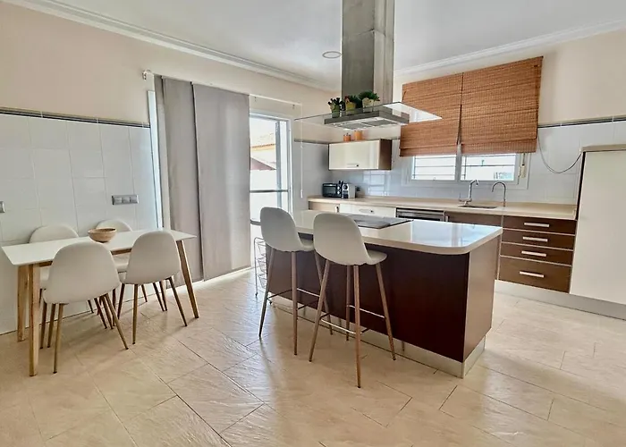 Modern 3-bedroom With Private Pool & Bbq