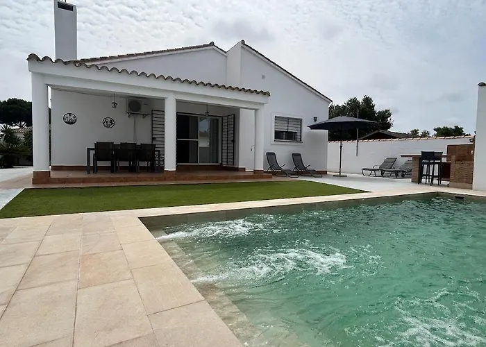 Nyaraló Modern 3-bedroom With Private Pool & Bbq *
