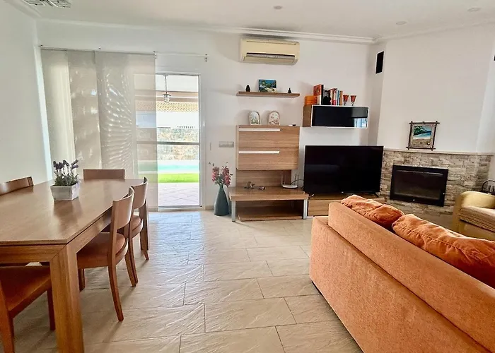 Modern 3-bedroom With Private Pool & Bbq