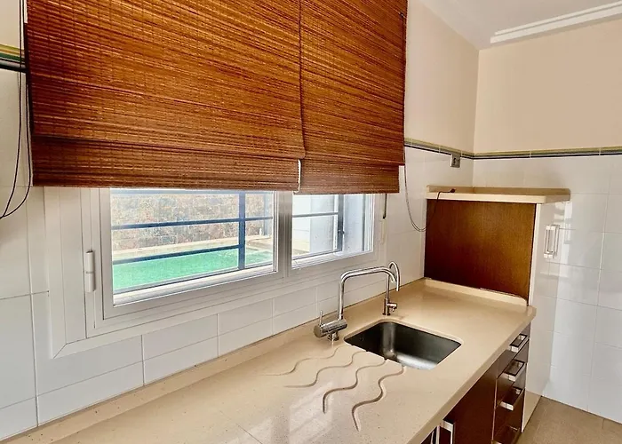 Nyaraló Modern 3-bedroom With Private Pool & Bbq