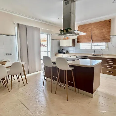 Modern 3-bedroom With Private Pool & Bbq בית נופש צ'יקלנה דה לה פרונטרה