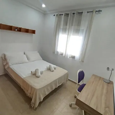 Modern 3-bedroom With Private Pool & Bbq בית נופש