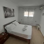 Modern 3-bedroom With Private Pool & Bbq *