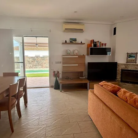 Modern 3-bedroom With Private Pool & Bbq كاديز