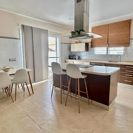 Modern 3-bedroom With Private Pool & Bbq