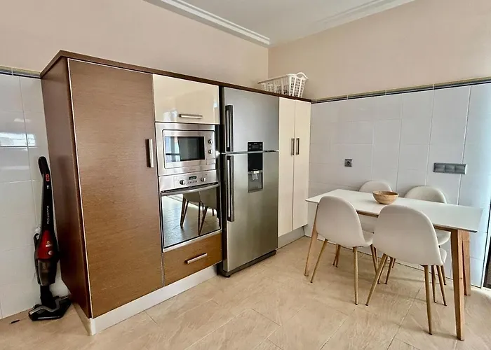 Prázdninový dům Modern 3-bedroom With Private Pool & Bbq *