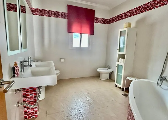 Modern 3-bedroom With Private Pool & Bbq *