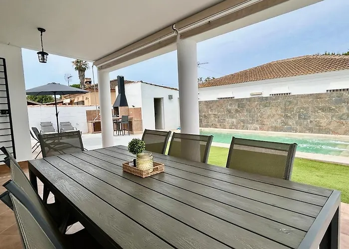 Modern 3-bedroom With Private Pool & Bbq
